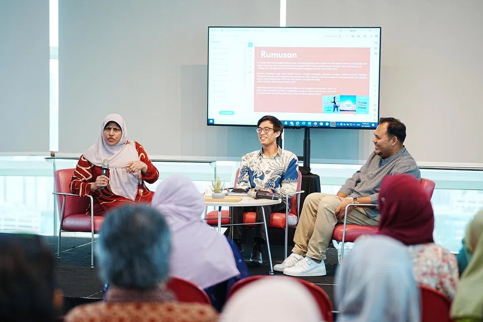 Pensyarah di bawah Kumpulan Akademik (AG) Bahasa dan Kebudayaan Asia (ALC) Institut Pendidikan Nasional (NIE) Universiti Teknologi Nanyang (NTU), Profesor Madya Roksana Bibi Abdullah (kiri), serta penyanyi Akmal N (kanan), di sesi perbincangan panel yang dikendalikan penganalisis penyelidikan di Pusat Penyelidikan Hal Ehwal Islam dan Melayu (Rima), Encik Ahmad Ubaidillah Mohamed Khair (tengah), di bangunan Perpustakaan Negara pada 12 Oktober.
