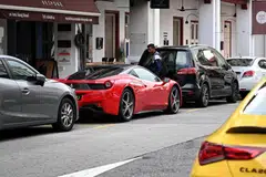 Pada masa ini, pemandu membayar untuk tempat letak kereta di tepi jalan menggunakan kertas kupon letak kereta atau melalui aplikasi Parking.sg.
