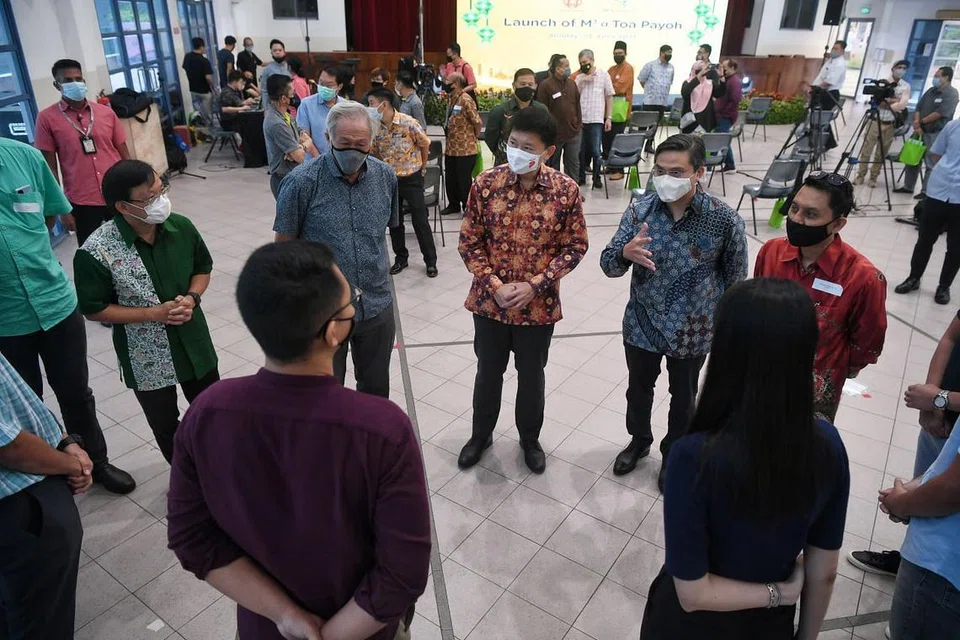 SIAP TAWAR BANTUAN: (Dari kanan:) Encik Saktiandi Supaat, Dr Ng Eng Hen, Encik Chee Hong Tat, Encik Chong Kee Hiong, dan Encik Mohamed Fauzan Haji Siraj, yang memimpin M3@Toa Payoh, di pelancaran M³@Bandar ke-11 itu semalam. - 