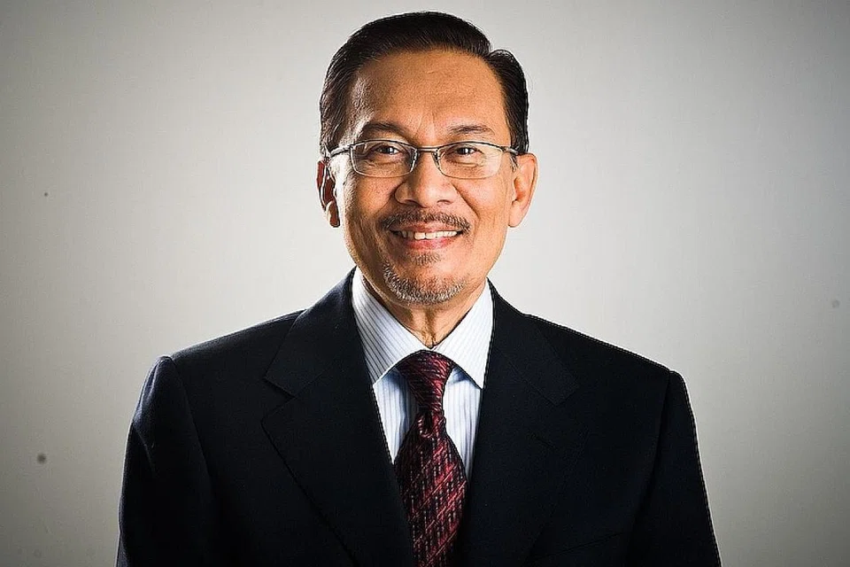 USAHA BEBASKAN DATUK SERI ANWAR: Dr Mahathir berkata proses memohon pengampunan dan pembebasan bagi Datuk Seri Anwar (atas) daripada hukuman penjara yang sedang dijalaninya akan dibuat dalam tempoh seminggu Pakatan Harapan berjaya membentuk kerajaan. - Foto-foto fail