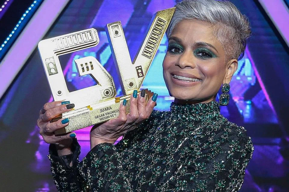 SATU LAGI KEMENANGAN BERMAKNA: Selepas 18 tahun bergelar 'Malaysian Idol', Jaclyn Victor (tengah), tampil lebih matang untuk merebut gelaran juara 'Gegar Vaganza 9'. - Foto ASTRO