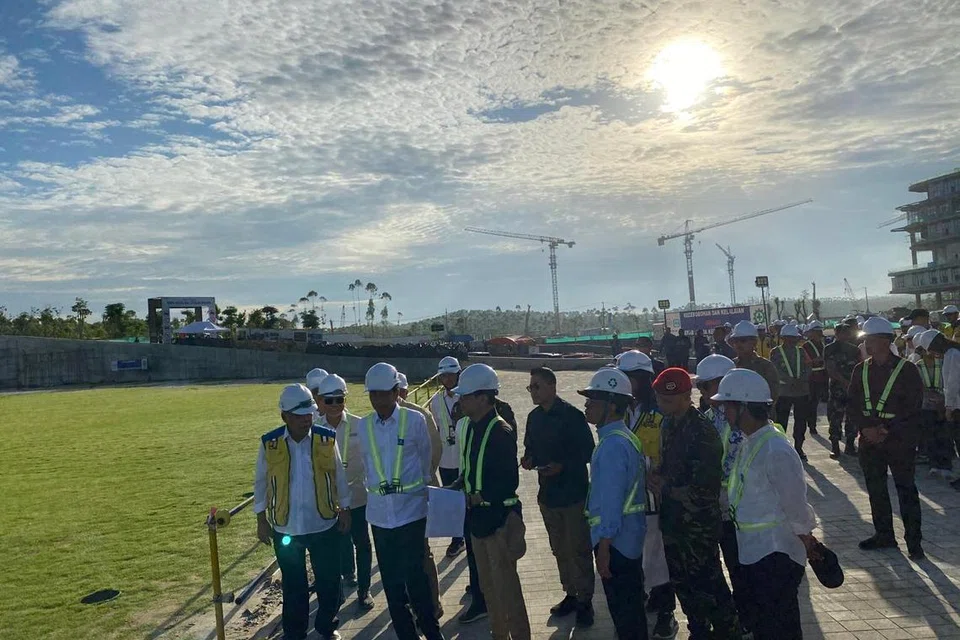 Presiden Indonesia, Encik Joko ‘Jokowi’ Widodo  (barisan depan dua dari kiri) meninjau projek Istana Presiden bagi memastikan Ibu Kota Nusantara yang juga pusat ekonomi terbesar di Asia Tenggara akan berpindah secara rasmi pada Ogos.