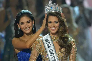 WANITA TERCANTIK: Peserta Perancis, Iris Mittenaere (kanan) dinamakan sebagai Miss Universe 2017, menerima mahkota daripada bekas Miss Universe, Pia Wurtzbach, dari Filipina di acara yang berlangsung di Mall of Asia Arena, Manila kelmarin. - Foto AFP