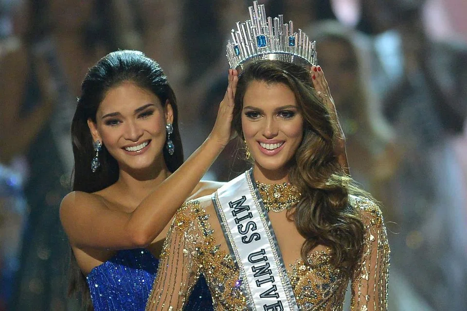 WANITA TERCANTIK: Peserta Perancis, Iris Mittenaere (kanan) dinamakan sebagai Miss Universe 2017, menerima mahkota daripada bekas Miss Universe, Pia Wurtzbach, dari Filipina di acara yang berlangsung di Mall of Asia Arena, Manila kelmarin. - Foto AFP