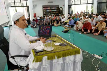 Ustaz Tengku Mohamad Fouzy Tengku Mahid Jumat mengendalikan kursus haji bersama bakal anggota jemaah pada 2014. Sumbangan Allahyarham termasuk mengajar di masjid-masjid di Singapura