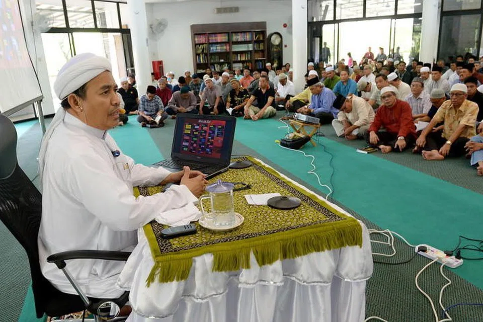 Ustaz Tengku Mohamad Fouzy Tengku Mahid Jumat mengendalikan kursus haji bersama bakal anggota jemaah pada 2014. Sumbangan Allahyarham termasuk mengajar di masjid-masjid di Singapura