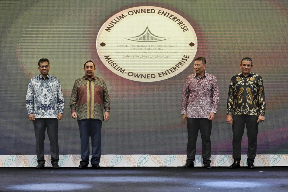 (dari kiri) Timbalan Presiden DPPMS, Encik Azhar Othman; Anggota Jawatankuasa Penasihat Perusahaan Milik Muslim, Encik Farid Khan; Presiden DPPMS, Encik Abu Bakar Mohd Nor; dan Naib Presiden DPPMS, Dr Abdul Malik Hassan, melancarkan logo baru Perusahaan Milik Muslim dalam satu majlis di Wisma Geylang Serai pada 22 November.