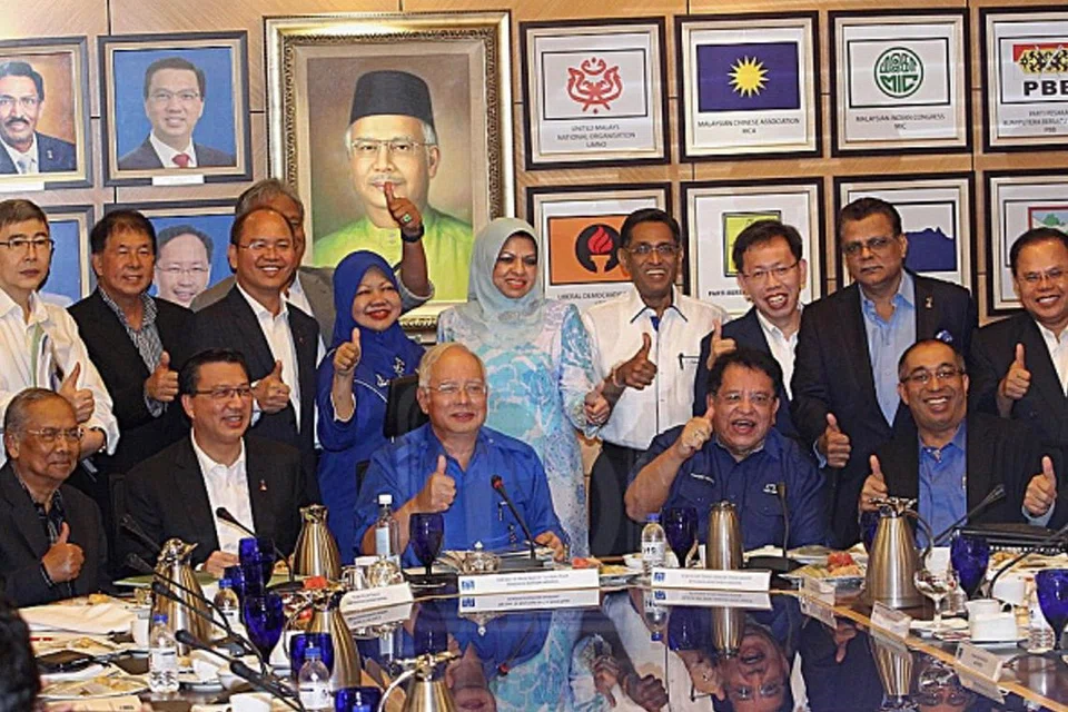 PERIHAL PERSEMPADANAN SEMULA KAWASAN UNDI ANTARA DIBAHAS: Pengerusi Barisan Nasional (BN), okDatuk Seri Najib Tun Razak (duduk tengah), hadir mempengerusikan Mesyuarat Majlis Tertinggi BN bersama barisan parti komponen di Menara Dato' Onn, Pusat Dagangan Dunia Putra (PWTC), Kuala Lumpur, kelmarin. - Foto UTUSAN MALAYSIA