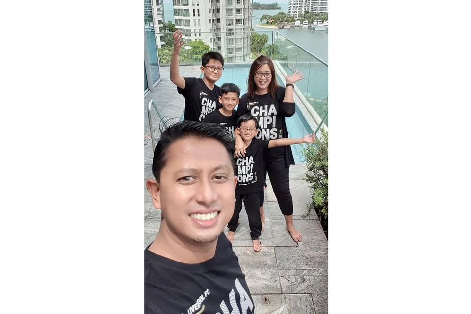 SERONOK WALAU TAK KE LUAR NEGARA: Encik Mohammed Ezaad Abdullah dan isteri, Cik Julie Katherina Abdul Samad, menikmati staycation di W Hotel di Sentosa Cove bersama anak mereka, (dari belakang) Mohammed Eshaan, 13 tahun; Mohammed Emraan, 10 tahun; dan Mohammed Elmaan, lima tahun. - Foto ihsan MOHD EZAAD ABDULLAH