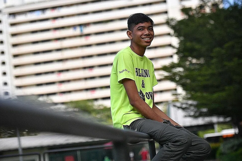 BERSIKAP POSITIF: Walaupun terpaksa melakukan dua pekerjaan sambilan sambil belajar di ITE kerana ibu bapanya kehilangan pekerjaan dek Covid-19, Encik Nazri terus bersikap positif dan membantu orang lain. - Foto BH oleh ARIFFIN JAMAR