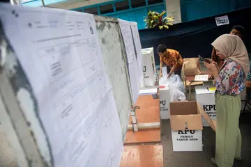 Petugas Jawatankuasa Pemilihan Daerah (PPK) memasukkan data pengiraan undi ke dalam Sistem Maklumat Tabulasi (Sirekap) pada 14 Februari di Bandung, Jawa Barat.