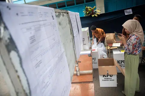 Petugas Jawatankuasa Pemilihan Daerah (PPK) memasukkan data pengiraan undi ke dalam Sistem Maklumat Tabulasi (Sirekap) pada 14 Februari di Bandung, Jawa Barat.