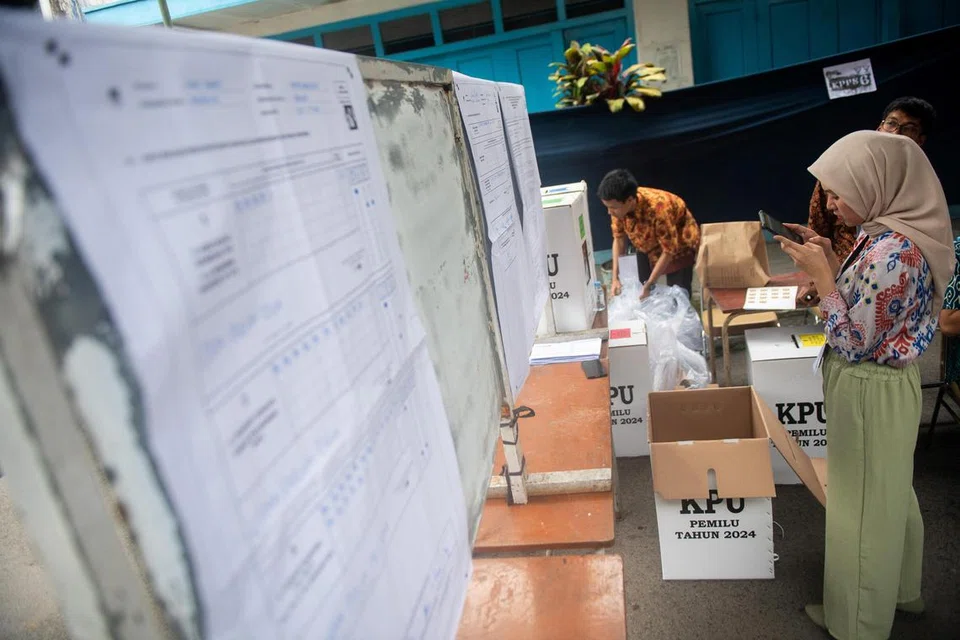 Petugas Jawatankuasa Pemilihan Daerah (PPK) memasukkan data pengiraan undi ke dalam Sistem Maklumat Tabulasi (Sirekap) pada 14 Februari di Bandung, Jawa Barat.