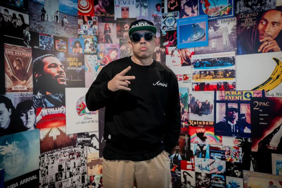 Joe Flizzow dewasa dalam sekitaran artis ternama seperti Datuk Sharifah Aini dan Datuk Sudirman Haji Arshad merupakan sahabat karib ibunya, Aishah Ali, seorang wartawan veteran.