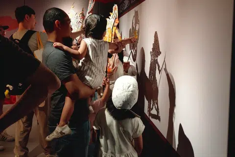Kanak-kanak boleh melihat perbezaan pada bayangan yang dihasilkan jika mereka berdiri dekat atau jauh dari dinding.