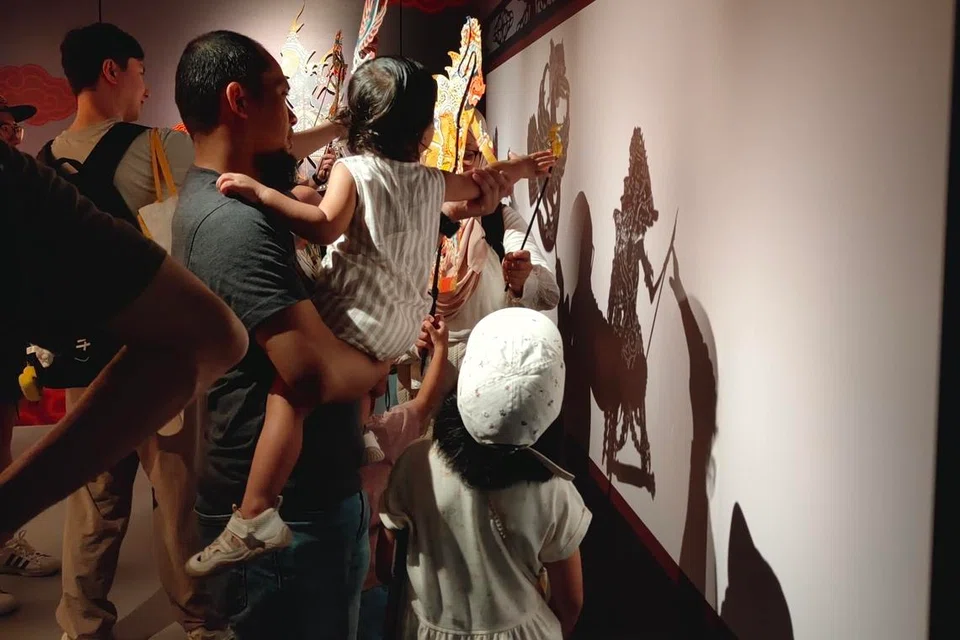 Kanak-kanak boleh melihat perbezaan pada bayangan yang dihasilkan jika mereka berdiri dekat atau jauh dari dinding.
