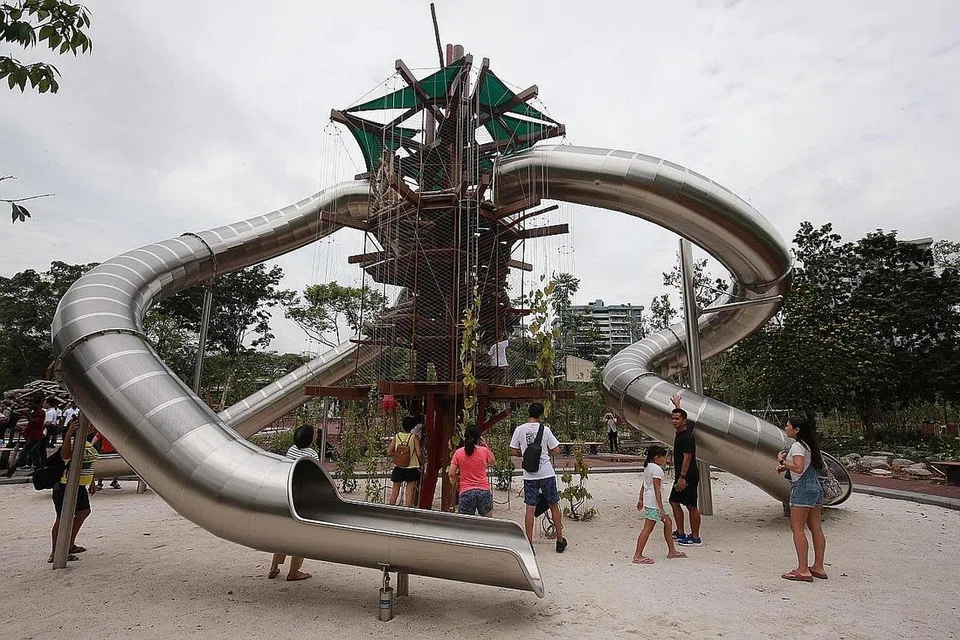 SERONOK BERMAIN: Taman permainan Forest Ramble di Taman Tasik Jurong menyediakan ruang yang luas bagi pengunjung mencuba pelbagai permainan dan beriadah. - Foto SPH