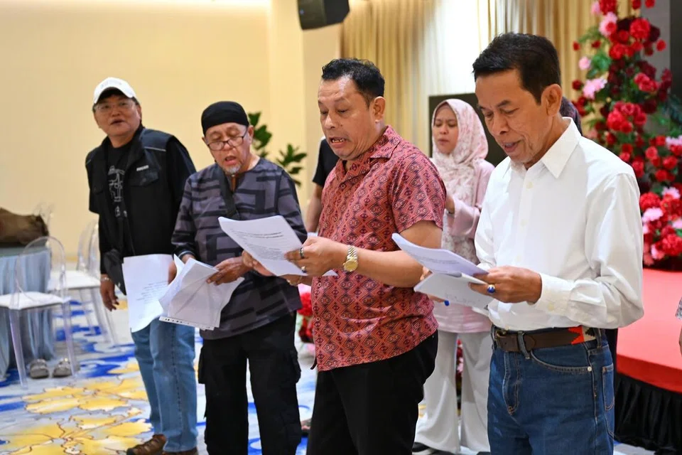 Ariff (dua dari kanan) bakal tampil di acara komedi, ‘Temu Lawak’ bersama pelawak (dari kiri) Sahfuddin Mahfudz, Ahmad Stokin, Fadilah Samsudin dan BJ Kadir.