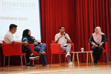 (Dari kiri) Pengerusi M³@Jalan Besar, Encik Didicazli Ismail; Ketua Pegawai Eksekutif (CEO) bagi MudaSG, Cik Sherlita Almeyra Sherhan; Encik Yuzaimi Zainal daripada Bapa Sepanjang Hayat; dan pengasas bersama bagi Ibu Sepanjang Hayat, Cik Rahayu Ahmad Asi, semasa perbincangan panel acara ‘Cinta Minda’ di Kelab Masyarakat Kolam Ayer pada 3 November. 