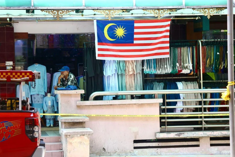 Peniaga di Jalan Masjid India, Kuala Lumpur, menanti pelanggan yang tidak kunjung tiba. Kawasan itu, terutama yang berhampiran lokasi tanah jerlus, sepi daripada pengunjung sejak kejadian pada 23 Ogos lalu.