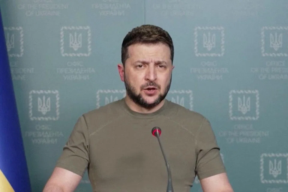 PRESIDEN VOLODYMYR ZELENSKY: Ikrar askar Ukraine akan terus mempertahankan wilayahnya berhadapan serangan baru Russia ke atas Donbas. - Foto AFP 