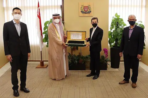 HADIAH DARI SAUDI: Encik Alami (dua dari kanan) menerima kiswah daripada Encik Al Saleh, dalam majlis yang turut dihadiri oleh Encik Masagos (kanan) dan Encik Esa. Ia bagi mengiktiraf khidmat Muis kepada masyarakat Muslim di sini. - Foto MSF