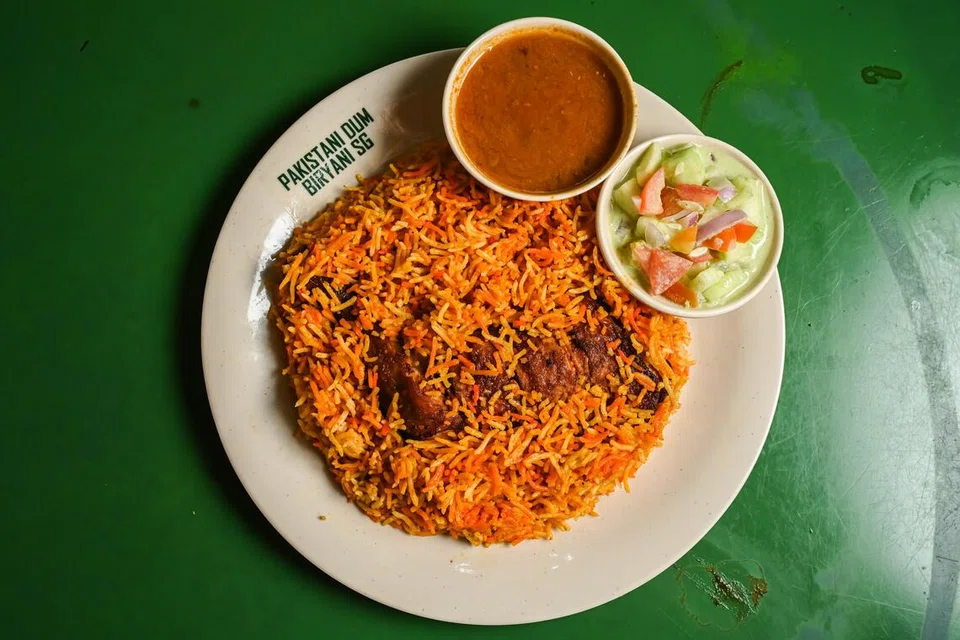 Beriani ayam pada harga $8 dihidangkan dengan kuah dalca dan salad segar seperti timun, bawang, tairu dan daun ketumbar.