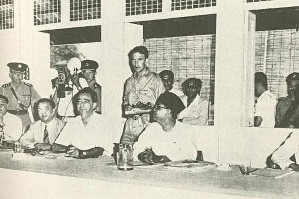 RUNDINGAN GAGAL: 28 Disember 1955 di sebuah sekolah Inggeris di Baling,Tunku Abdul Rahman (1903-1990), Ketua Menteri Persekutuan Malaya (bersongkok); Encik David Marshall (1908-1995, tiga dari kiri), Ketua Menteri Singapura; dan Dato Sir Tan Cheng Lock (1883-1960, kanan) berdepan dengan perwakilan komunis pimpinan Chin Peng tetapi rundingan gagal bagi menamatkan pemberontakan bersenjata Parti Komunis Malaya. - Foto-foto TBFM