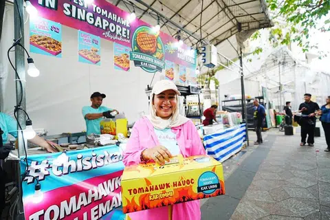 Pengasas Tomahawk Havoc, Cik Afidah Ibrahim, yang buat pertama kali berniaga di bazar Ramadan tahun ini.