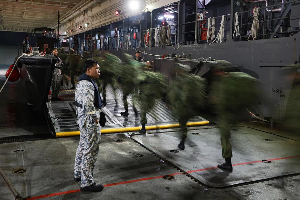 Tentera Angkatan Bersenjata Singapura (SAF) dan Angkatan Pertahanan Australia (ADF) kelihatan sedang menaiki Kapal Utiliti Laju (FCU) untuk operasi bangunan. 