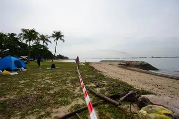 Pihak berkuasa memasang kepungan di tepi pantai untuk menghalang pengunjung di pantai East Coast Park daripada memasuki kawasan yang terjejas ekoran tumpahan minyak.