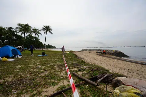 Pihak berkuasa memasang kepungan di tepi pantai untuk menghalang pengunjung di pantai East Coast Park daripada memasuki kawasan yang terjejas ekoran tumpahan minyak.