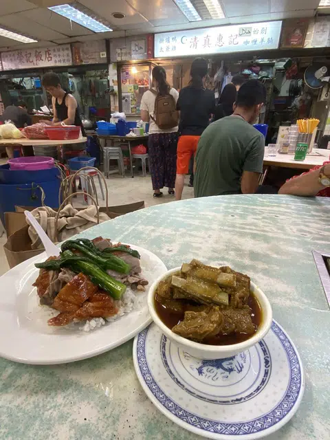 SEDAP: Nasi itik (kiri) dan kari kambing (kanan) yang boleh didapatkan di kedai makan Wai Kee, halal dan mantap untuk pelancong Islam.