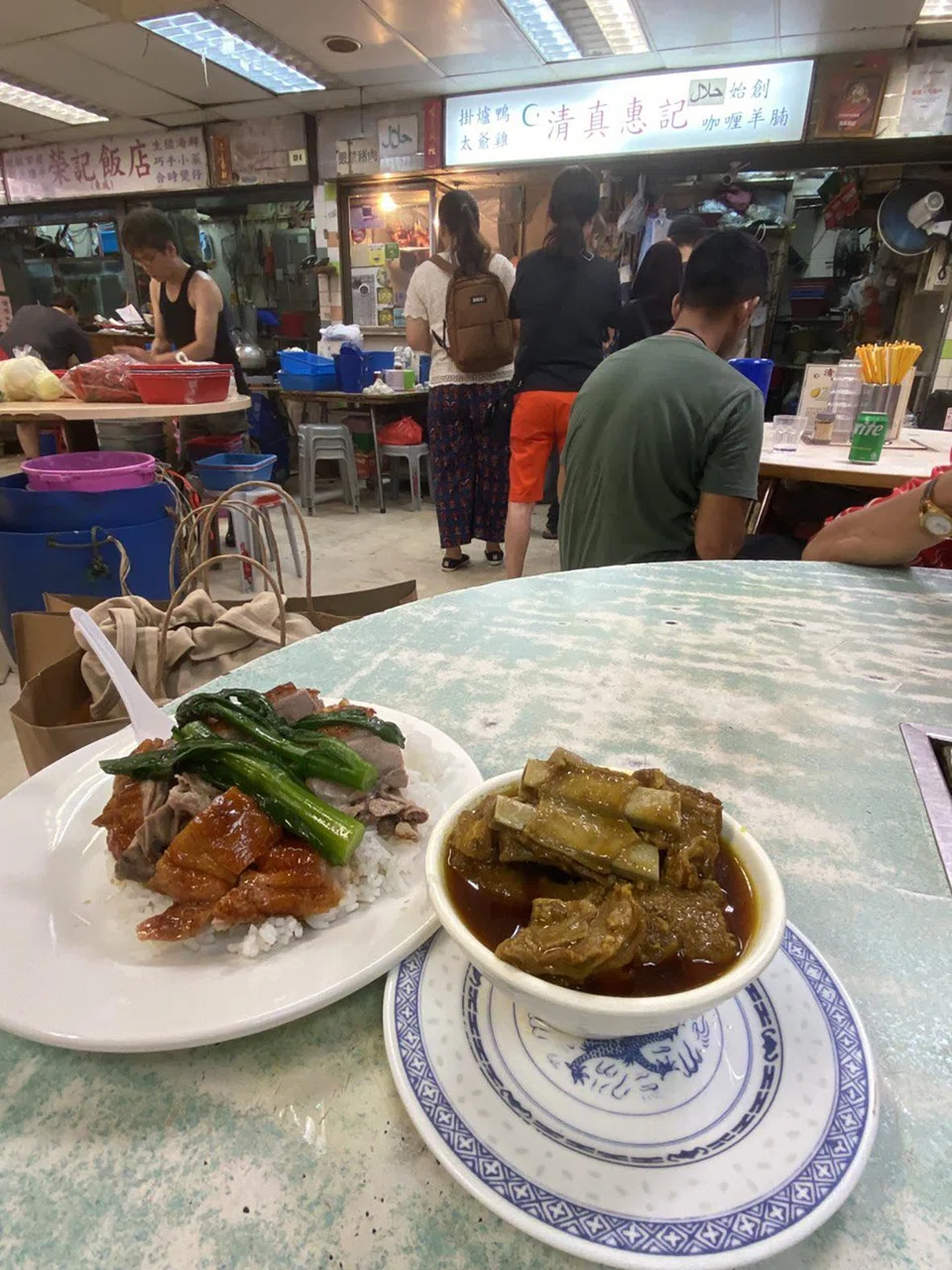 SEDAP: Nasi itik (kiri) dan kari kambing (kanan) yang boleh didapatkan di kedai makan Wai Kee, halal dan mantap untuk pelancong Islam.