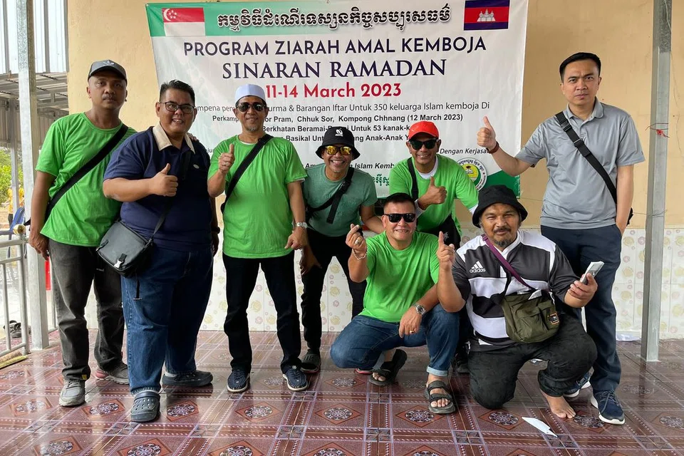 Peserta Ziarah Amal Kemboja pada 2023 bergambar bersama Pengurus Masjid Darul Makmur, Ustaz Ruhaizan Abdullah (paling kanan, berdiri dan berbaju kelabu), sebelum acara pemberian sumbangan bermula. 