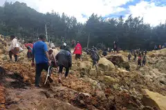 Pasukan penyelamat tiba di tapak tanah runtuh di kawasan terpencil di Papua New Guinea pada 25 Mei, tetapi peralatan berat yang diperlukan untuk usaha menyelamat masih belum sampai. 