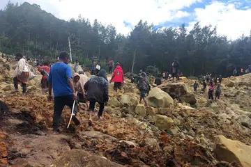 Pasukan penyelamat tiba di tapak tanah runtuh di kawasan terpencil di Papua New Guinea pada 25 Mei, tetapi peralatan berat yang diperlukan untuk usaha menyelamat masih belum sampai. 
