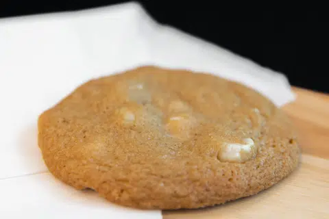 Biskut makadamia dengan cip coklat putih dijual pada harga $1.80. 