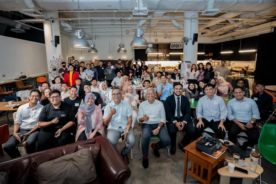 Editor Audiens dan Perkembangan Berita Harian, Cik Norhaiza Hashim (depan, tiga dari kiri); Editor Berita Harian, Encik Nazry Mokhtar (depan, empat dari kiri); dan Penerima Anugerah Jauhari 2018, Encik Bahren Shaari (depan, lima dari kiri) bergambar bersama 80 peserta yang hadir untuk sesi kedua Siri Jauhari yang disokong unit maklum balas pemerintah, Reach.