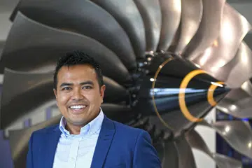 LUASKAN PILIHAN KERJAYA: Encik Sharael yang mula menceburi bidang kejuruteraan dengan mereka bentuk enjin kereta lumba, pernah bertugas di syarikat perkapalan dan kini menggendalikan enjin jet. - Foto BM oleh MARK CHEONG