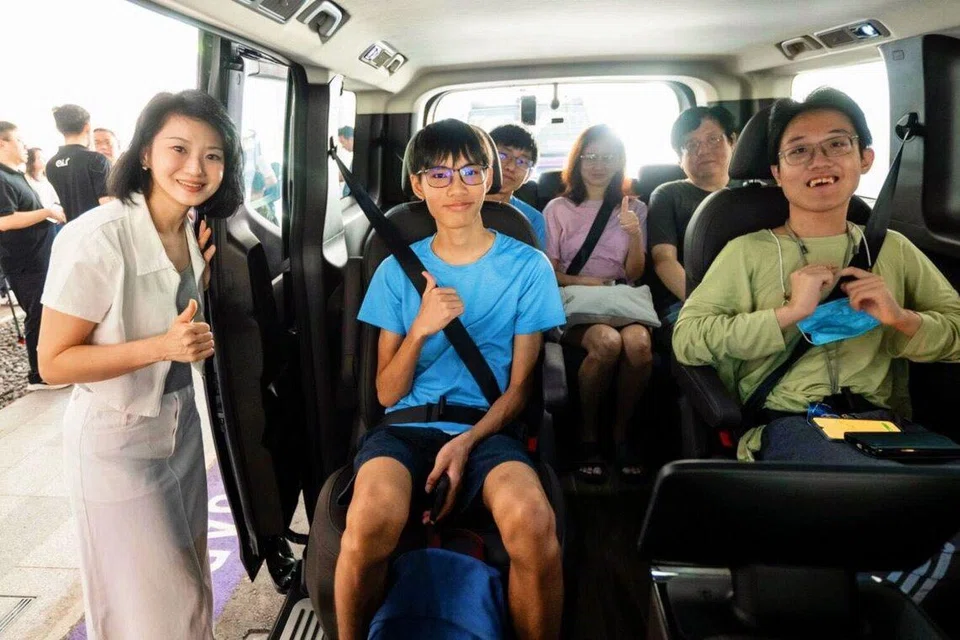 Menteri Negara Kanan (Pengangkutan merangkap Pembangunan Negara), Cik Sun Xueling (kiri), bertemu dengan beberapa penumpang yang teruja menaiki kenderaan ulang-alik pandu sendiri pada pagi 1 April di Pusat Membeli-belah Punggol Coast.