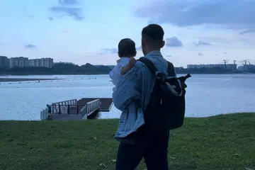 Peranan ayah lebih daripada hanya sebagai pencari nafkah. Keterlibatan ayah dalam kehidupan anaknya meninggalkan kesan positif terhadap pembangunan emosi, kecerdasan dan tingkah laku anak tersebut.