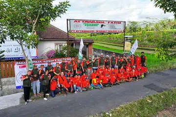Ustaz Dr Leyaket Ali (berdiri 10 dari kanan) bersama-sama pasukannya di Attawasol Farm sebelum memulakan acara penyembelihan dan pengagihan daging korban pada 2023 di Indonesia. 