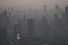 Bangkok, Thailand diselubungi pencemaran udara yang teruk, melepasi tahap selamat dan Pusat Maklumat Kualiti Udara Bangkok melaporkan pada jam 7 pagi, 1 Januari, purata 24 jam PM2.5 di seluruh ibu negara itu berada antara 37.4 hingga 70.3 mikrogram bagi setiap meter padu