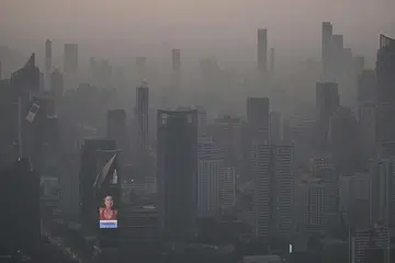 Bangkok, Thailand diselubungi pencemaran udara yang teruk, melepasi tahap selamat dan Pusat Maklumat Kualiti Udara Bangkok melaporkan pada jam 7 pagi, 1 Januari, purata 24 jam PM2.5 di seluruh ibu negara itu berada antara 37.4 hingga 70.3 mikrogram bagi setiap meter padu