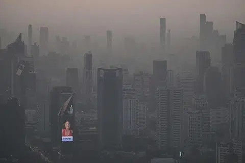 Bangkok, Thailand diselubungi pencemaran udara yang teruk, melepasi tahap selamat dan Pusat Maklumat Kualiti Udara Bangkok melaporkan pada jam 7 pagi, 1 Januari, purata 24 jam PM2.5 di seluruh ibu negara itu berada antara 37.4 hingga 70.3 mikrogram bagi setiap meter padu