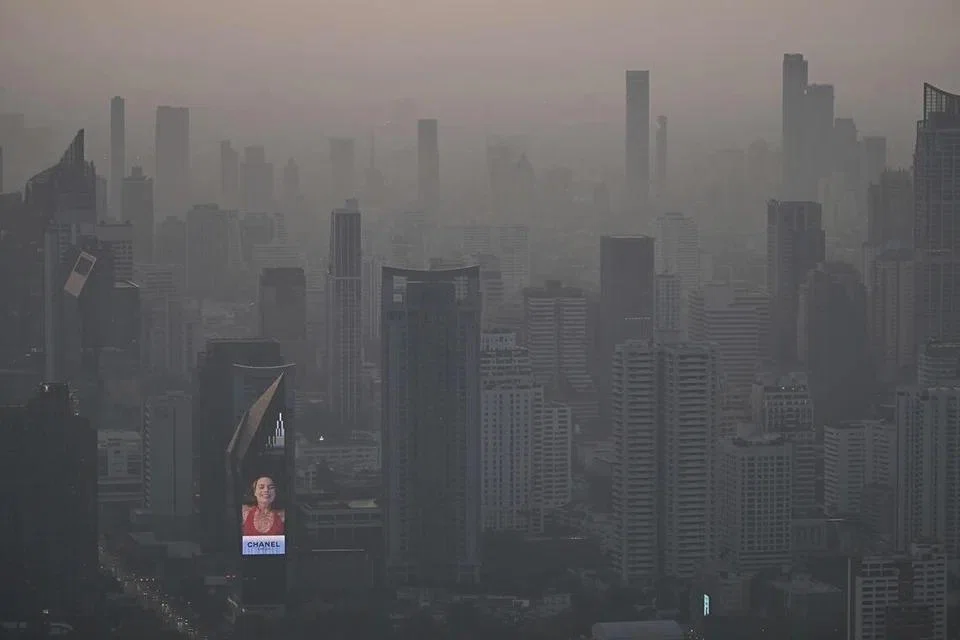 Bangkok, Thailand diselubungi pencemaran udara yang teruk, melepasi tahap selamat dan Pusat Maklumat Kualiti Udara Bangkok melaporkan pada jam 7 pagi, 1 Januari, purata 24 jam PM2.5 di seluruh ibu negara itu berada antara 37.4 hingga 70.3 mikrogram bagi setiap meter padu