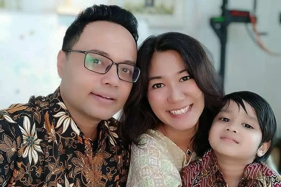 Juliana M. Sali (tengah) sebagai penerbit dan suami, Jay Musa seorang penata produksi turut membantu menyiapkan Konpaku. - Foto ihsan REMI M SALI