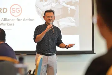 PERJUANGKAN NASIB PEKERJA: Encik Zaqy berucap di bengkel Perikatan untuk Bertindak (AfA) bagi Pekerja Bergaji Rendah. - Foto BM oleh ALPHONSUS CHERN