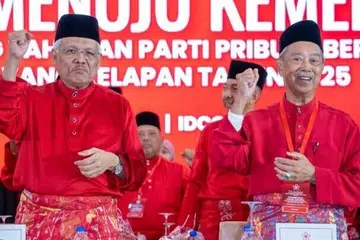 Presiden Parti Pribumi Bersatu Malaysia (Bersatu), Tan Sri Muhyiddin Yassin (kanan) dan Timbalan Presidennya yang dipecat pada 13 Februari lalu, Datuk Seri Hamzah Zainudin (kiri).
